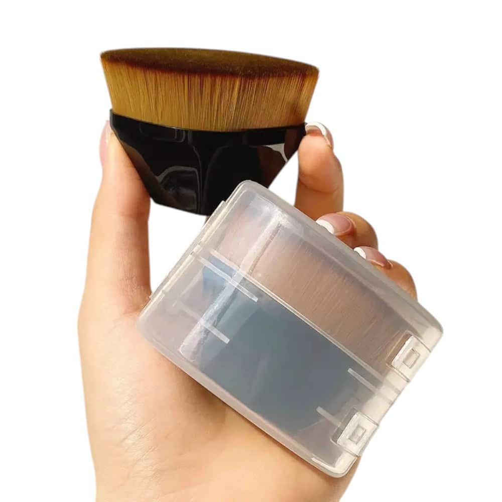 Innen Detail Feine Bürste 55x42mm 3 Innen Detail Feine Bürste mit ihren kompakten Maßen von 55 mm x 42 mm, den feinen Borsten und ihrem ergonomischen Design ist sie ideal für die Reinigung empfindlicher und schwer zugänglicher Bereiche im Fahrzeuginnenraum.